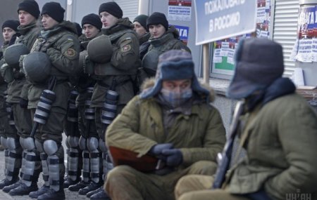 Фоторепортаж: "Кровавый" пикет Сбербанка в Киеве 