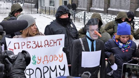На Банковой установили памятник "Президенту-лжецу"
