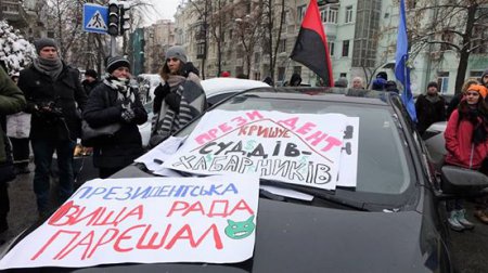 На Банковой установили памятник "Президенту-лжецу"