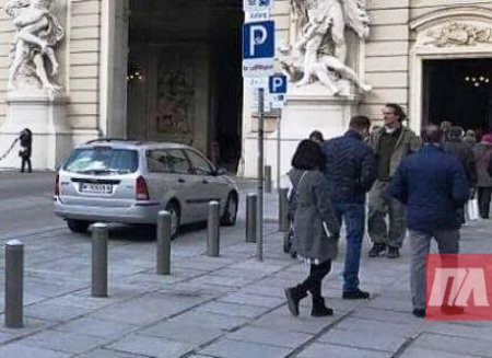 Ляшка заметили в компании молодого мужчины в дорогом австрийском кафе
