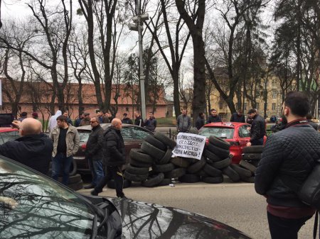 Во Львове проходят сразу две акции против российского бизнеса