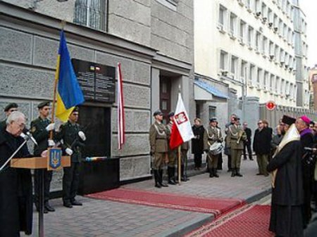 Консульства Польши вновь возобновили работу в Украине