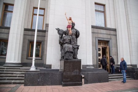 Активистка Femen оголилась под стенами Верховной Рады