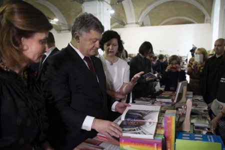 Порошенко назвал свой топ-5 книг 2017 года