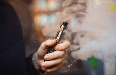 Рада ужесточила ответственность за продажу детям е-сигарет