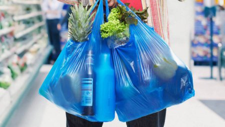 ВРУ запретила использование пластиковых пакетов: установлены размеры штрафов